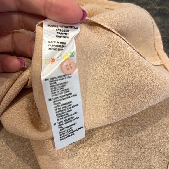 Hidden button front top with pleat on the back - Picture 6 of 6